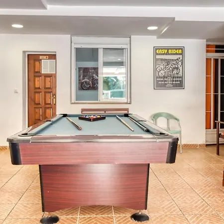 Sleeps 18 With Pool And Wifi *