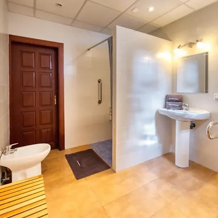 וילה Sleeps 18 With Pool And Wifi